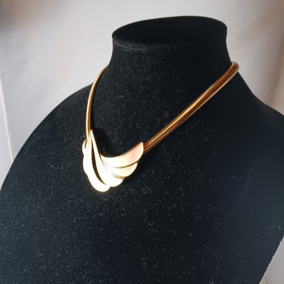 Vintage Trifari Necklace Signed Gold Tone Pink Enamel Wave Statement Choker - Picture 3 of 13